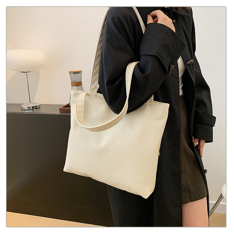 Retro large-capacity tote bag for women, 2024 new style fashionable portable commuting bag for going out, single-shoulder bag for students' classes undefined