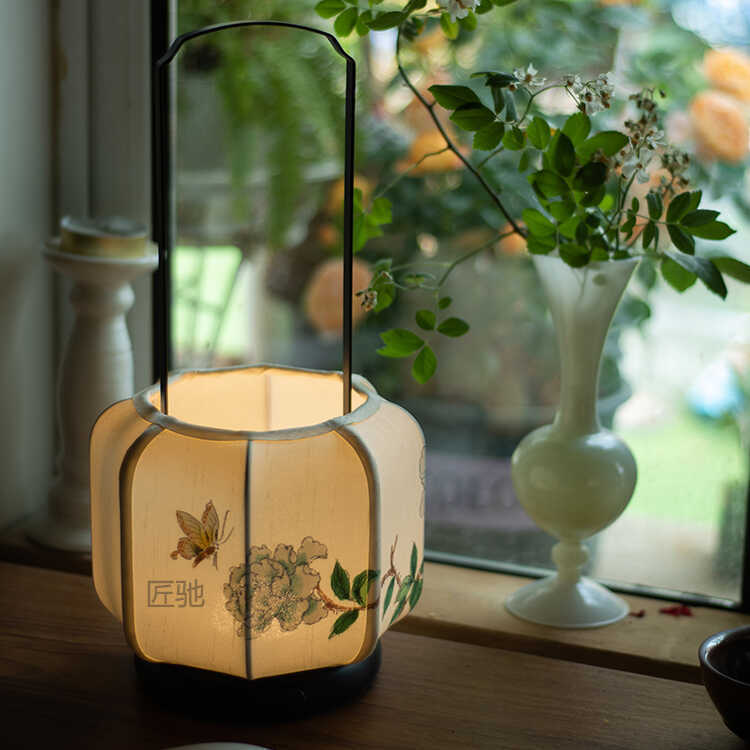 Song Dynasty Aesthetic Chinese Style Portable Lamp Antique Hanfu Photography Props Hand-painted Butterfly Love Flower Hallway Retro Rechamed Lamp