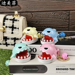 新型アニメは人を噛んでサメの鍵をかけます。
