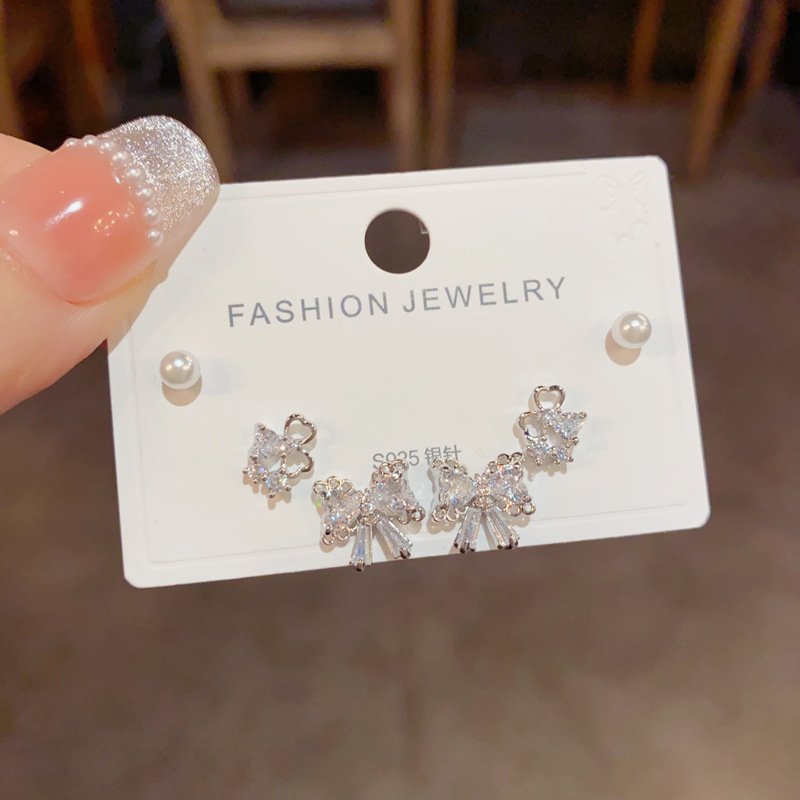 S925 aguja de plata micro incrustaciones de circón pendientes cortos pendientes de pelo corto japonés y coreano elegante todo-fósforo simple conjunto de tres piezas pendientes para las mujeres