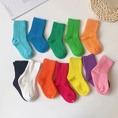 キャンディー色の靴下の子供の春秋ドーパミンはカラーの中筒の靴下の男女の子供の純色の運動のファッションの靴下を着ます。