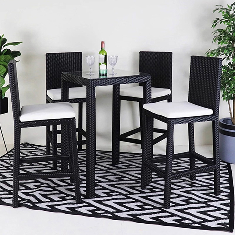 Una mesa, cuatro sillas, mesa cuadrada de cristal