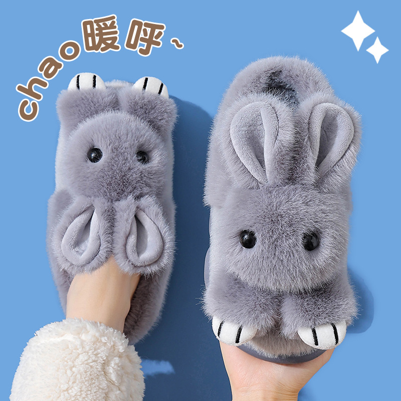 Zapatillas de algodón para mujeres invierno 2025 nuevas parejas interiores con una base gruesa de terciopelo para calentar el mes zapatos de algodón para hombres