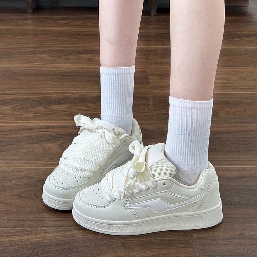 Versión coreana de las zapatillas de deporte de diseño de nicho de ocio para estudiantes, marea 2025 nuevo estilo Harajuku, estilo de Hong Kong, zapatillas de deporte de fondo plano para mujer