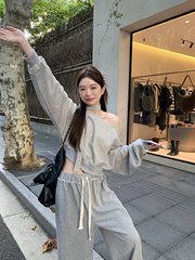 グレーの斜めの肩の肩の上着の女性の秋の2025新型のデザイン感の小さい背はchiの短い服を着ます。