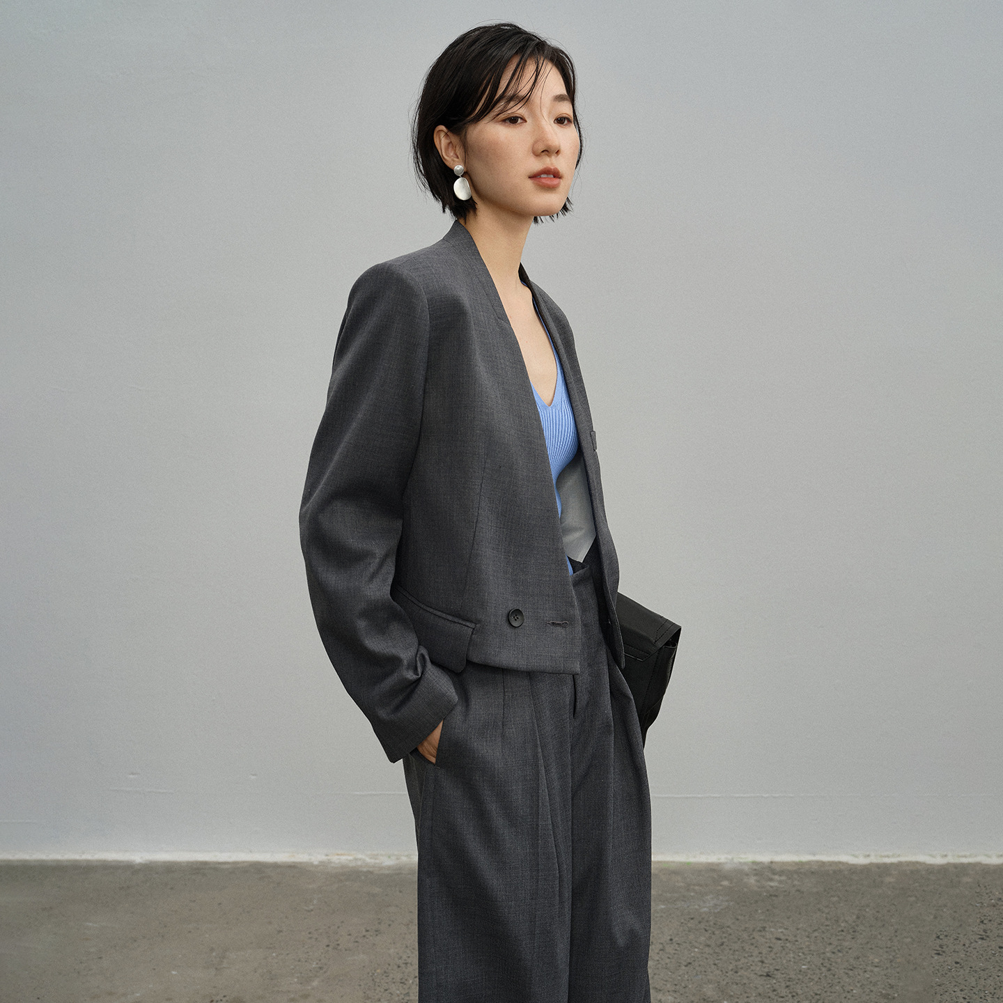 Elegant grey long-sleeved blazer for women, new spring style, perfect for commuting, slimming and flattering.
