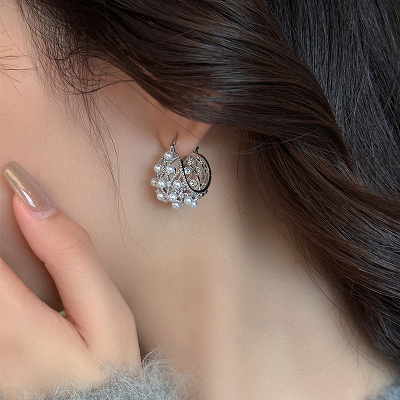 Cuna hueca en forma de U, botones de oreja de perlas, nuevos pendientes de temperamento único, lujo ligero, pendientes de alta gama, sentido del diseño, nicho