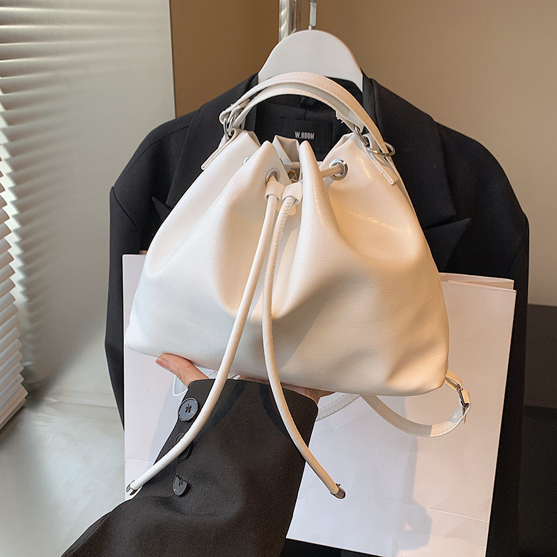 Alta sensación de moda explosiva bolsas plegadas de verano 2024 nuevo paquete de cubo de hombro mochila popular mochila pequeña