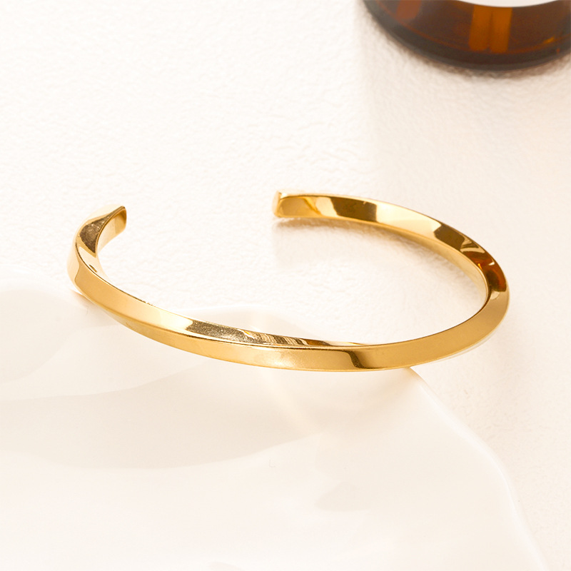 Fábrica en stock al por mayor de Europa y América transfronteriza de acero inoxidable en forma de C pulsera abierta ajustable chapado en oro 18K personalidad no se desvanece