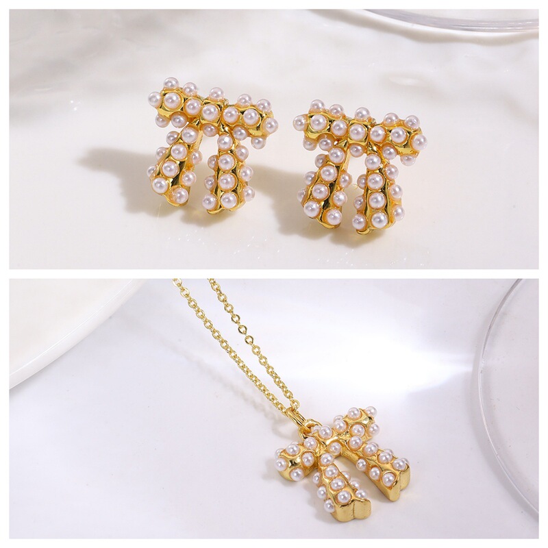 ヨーロッパとアメリカのファッショナブルな銅メッキ 18K 象嵌模造パールリボンネックレスペンダントイヤリング 3 点セット装飾|undefined