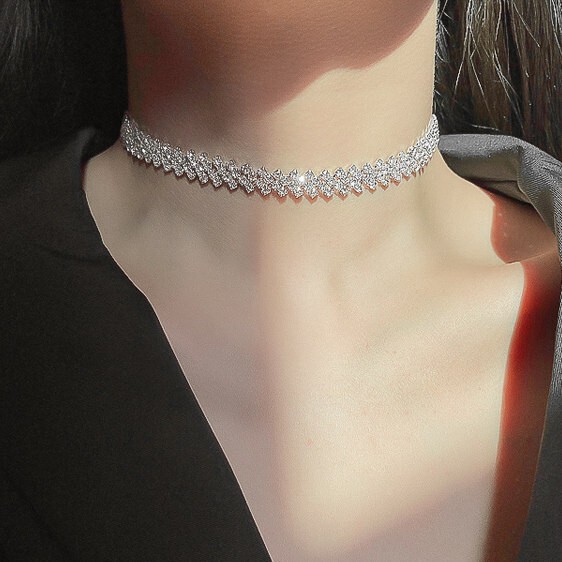 Korean and Japanese Style Minimalist Geometric Rhinestone Necklace, Light Luxury High-End Clavicle Chain, Fashionable and Uniquely Designed Accessory Korean and Japanese Style Minimalist Geometric Rhinestone Necklace, Light Luxury High-End Clavicle Chain, Fashionable and Uniquely Designed Accessory