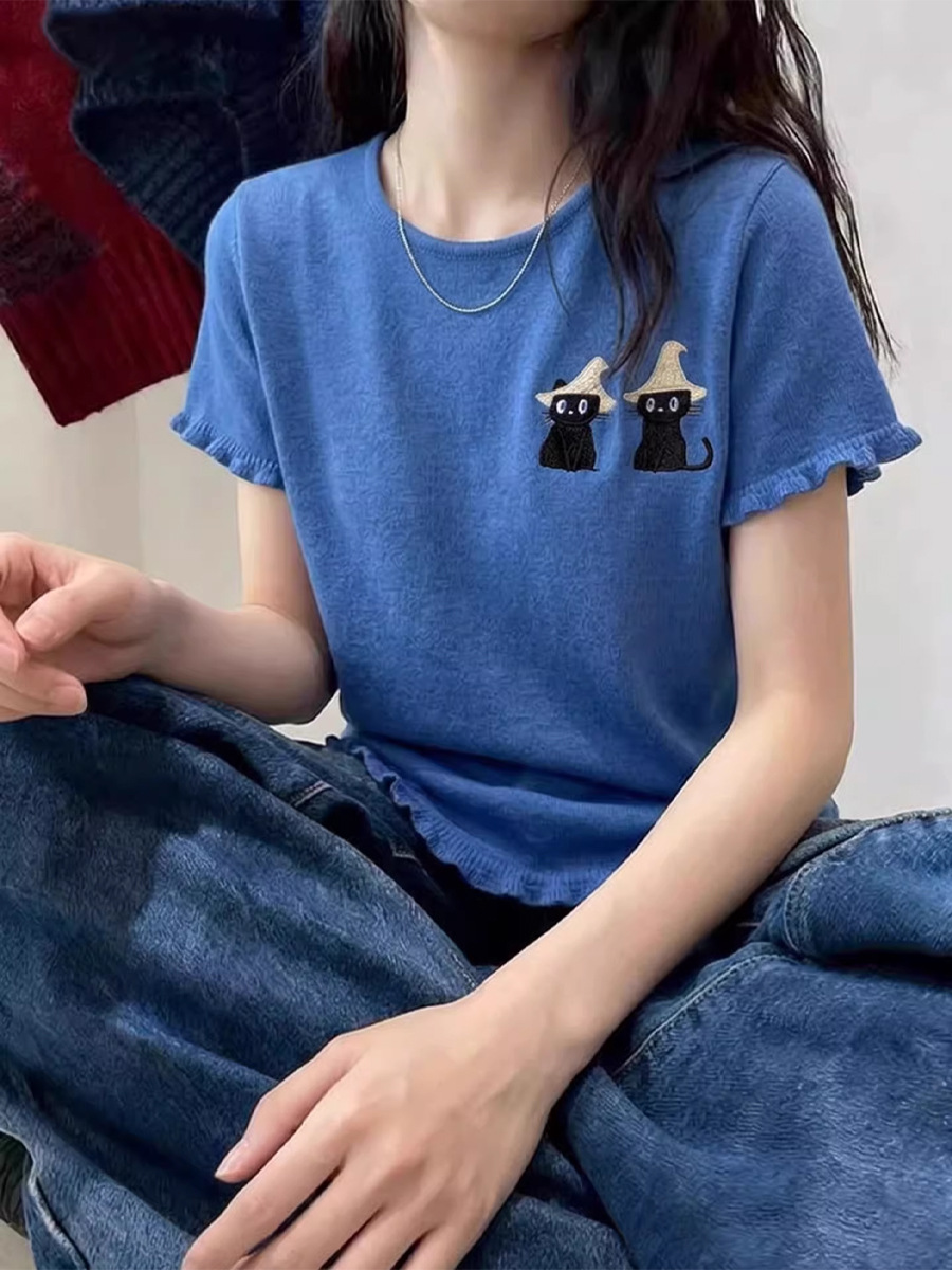 Áo thun nữ cổ tròn tay ngắn họa tiết mèo xanh dệt kim form ôm — xanh lam