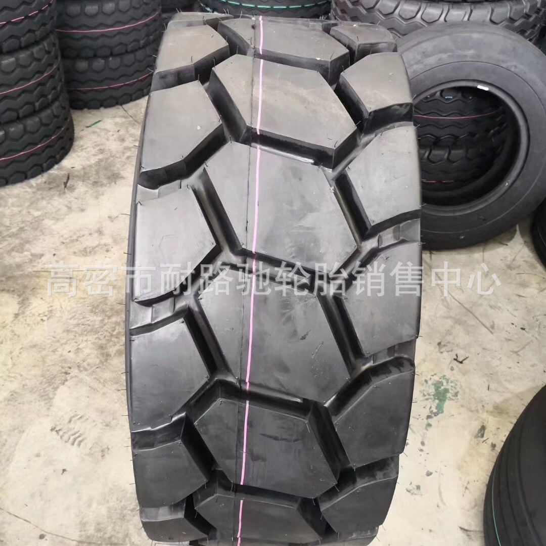 10-16.5 12-16.5 14-17.5轮胎凯斯滑移装载机路面清扫机