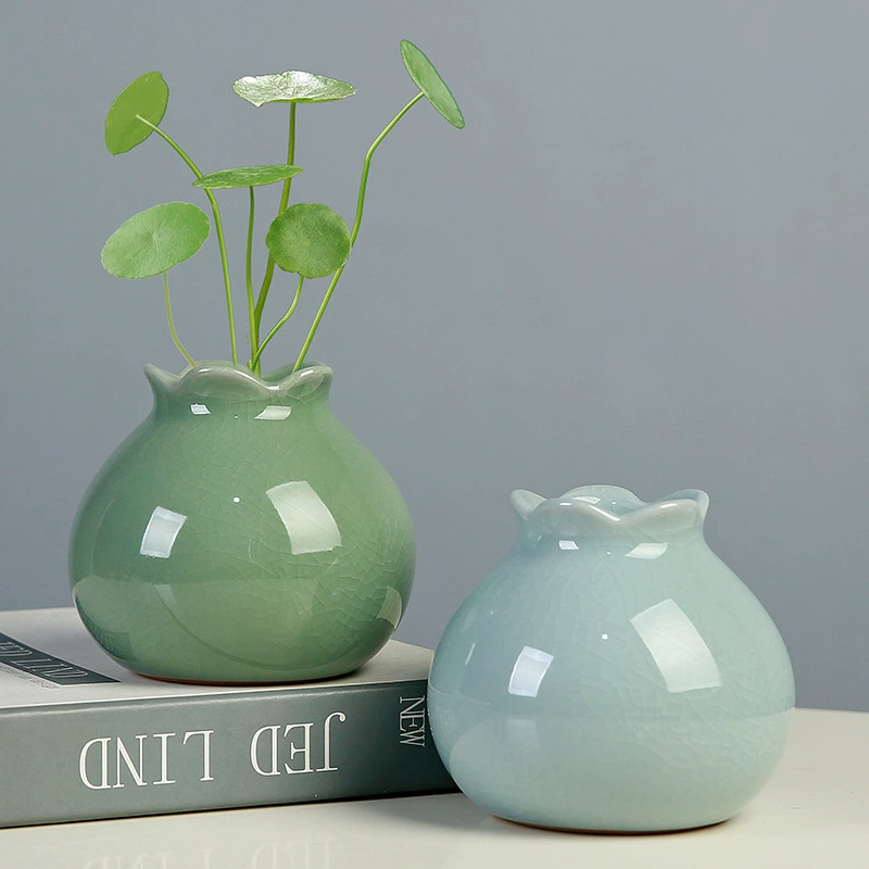 Керамическая маленькая ваза с сушеными цветами, полная звезд