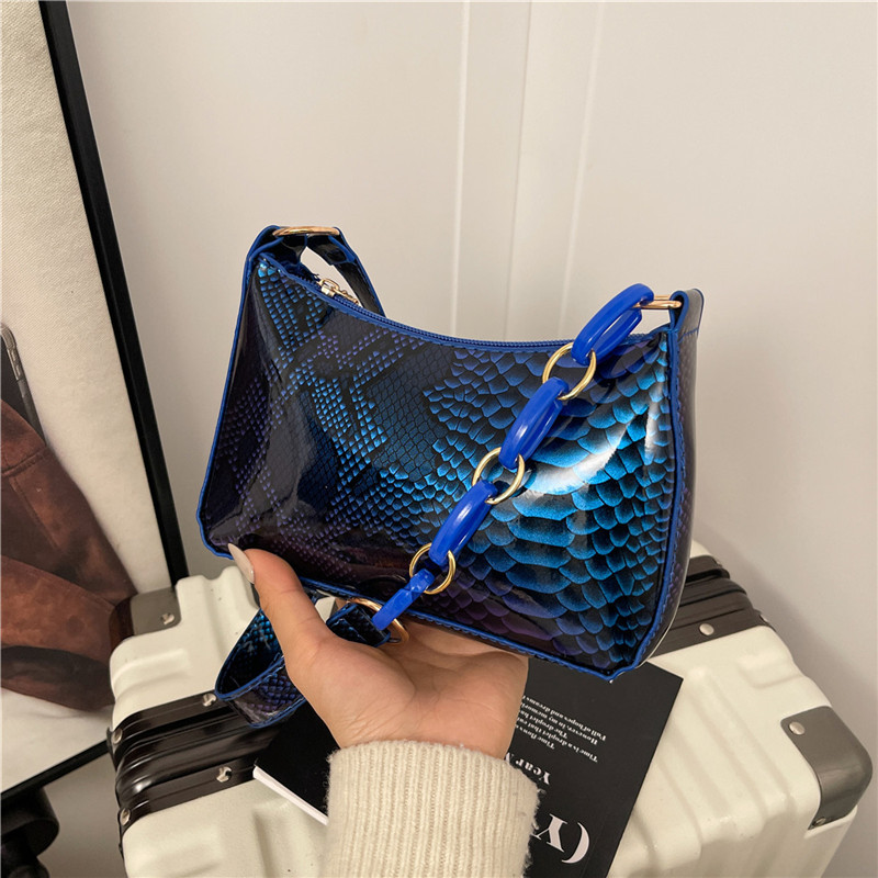 2025 winter new snake pattern underarm bag women‘s high sense elegant shoulder bag fashion all-match commuter chain bag
