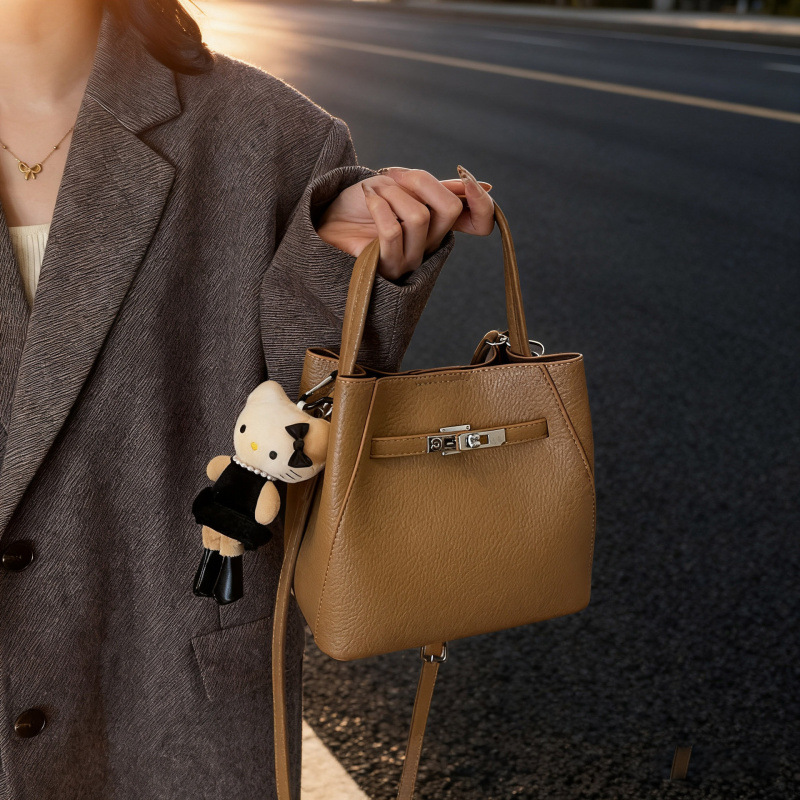 跨境手提水桶包秋冬简约小拎包女2025新款荔枝纹菜篮子包单肩斜包