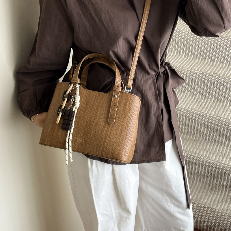 Texturas casuales bolsas de mano para mujeres otoño y invierno 2025 nueva moda simple bolsas de hombro versátiles retro mochila