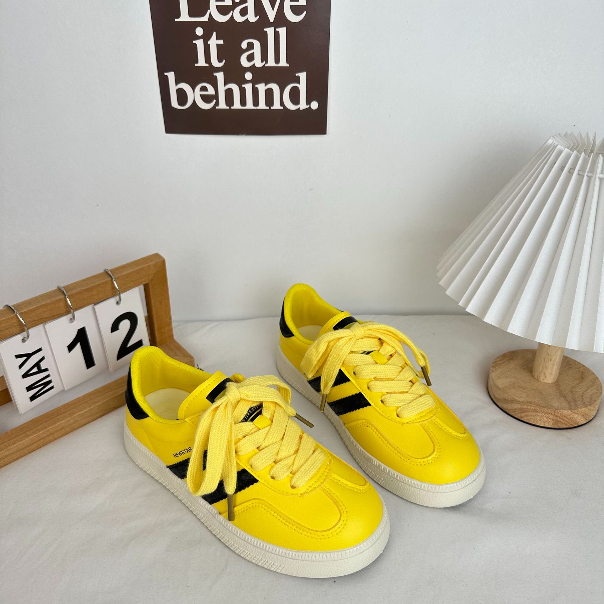 Yuanbo 2024 primavera y verano zapatos de entrenamiento alemán amarillos de moda para mujeres de nicho universal zapatos de skate británico de color 5097