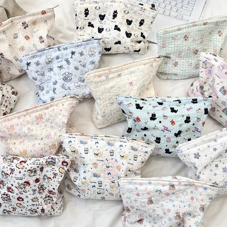 53312 [Copyright Style] Embossed Cartoon Pattern Large Capacity Cosmetic Bag Travel Toiletries Storage Bag Liner Bag