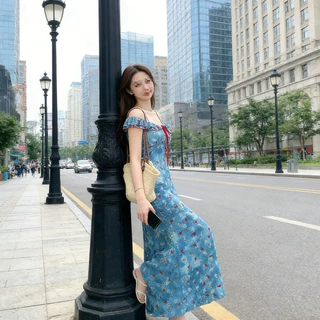 法式复古蓝底红花碎花连衣裙女夏 一字肩荷叶边收腰显瘦鱼尾包臀