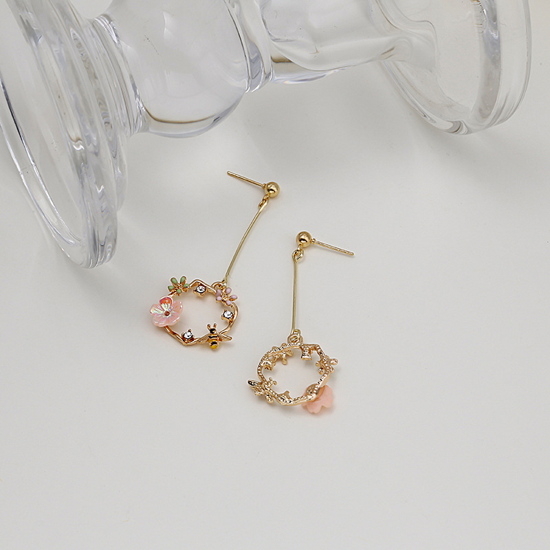 Aguja de plata Corea del Sur primavera y verano Bee Garland pendientes Dongdaemun Super Hada temperamento flor pendientes