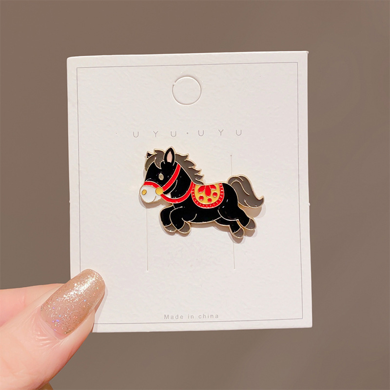 Broche de dibujos animados de Año Nuevo adorable año del caballo pequeño regalo pin accesorios insignia de Año Nuevo ropa decoración al por mayor