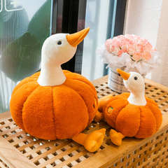 赤いカボチャのガチョウのぬいぐるみが可愛いです。カボチャのガチョウの毛のぬいぐるみと一緒に寝ます。
