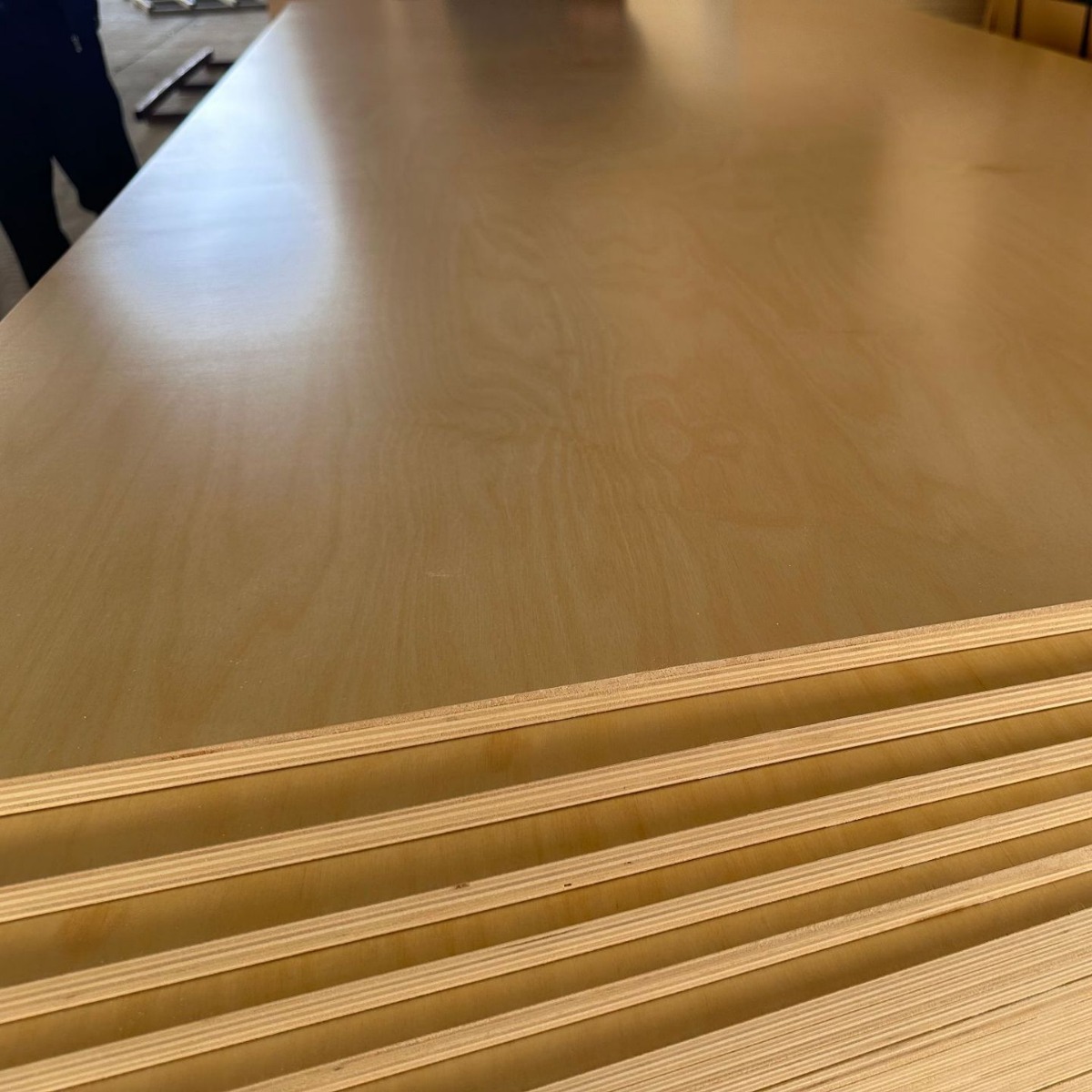 Tablero laminado de chapa multicolor Tablero de madera contrachapada impermeable y resistente al desgaste Tablero completo Tablero multicapa Muebles comerciales Tablero triplete
