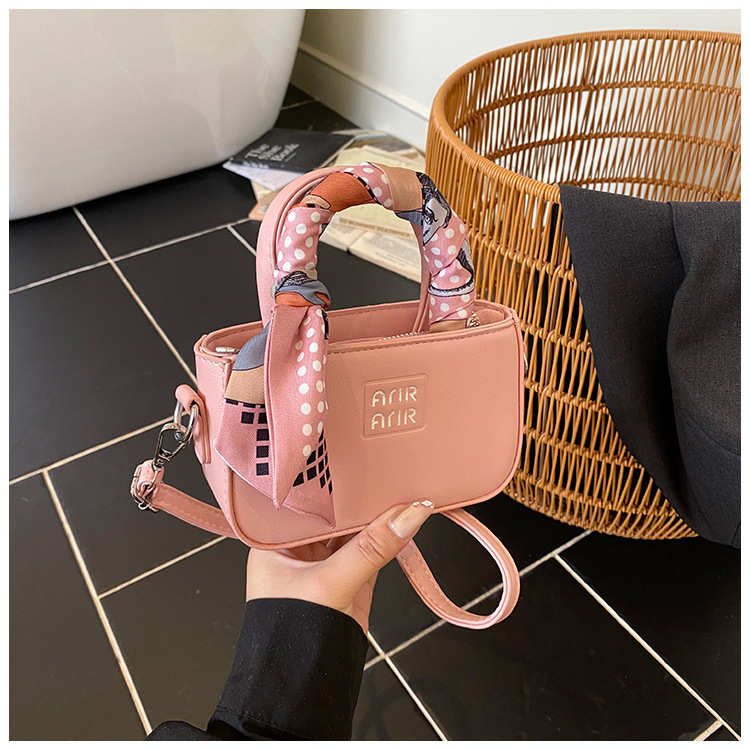 2025 bolsas de hombro populares coreanas para niñas, bufandas de seda extranjeras, bolsas de mano para bebés, mini bolsas de accesorios para niños lindos