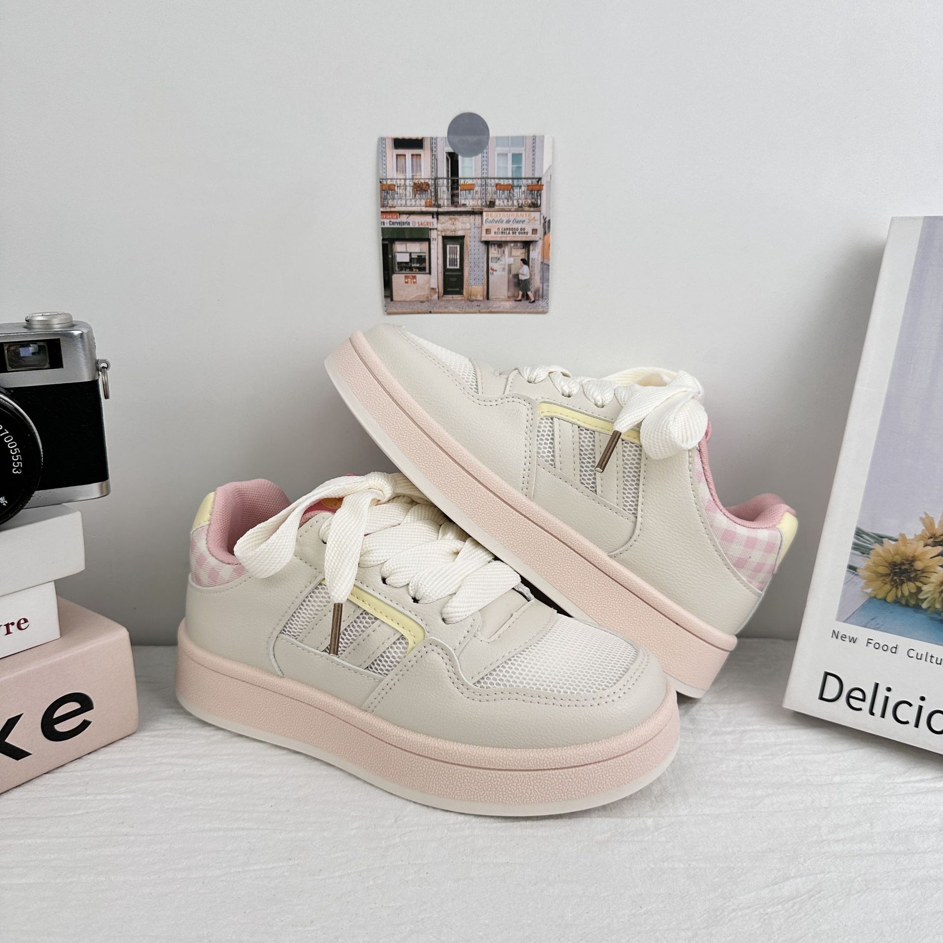 Zapatos blancos de verano de 2025 nuevos zapatos de mujer, zapatos casuales de nicho, zapatos de malla transpirables con suela gruesa