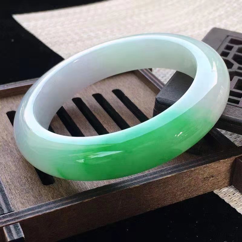 Looduslik Birma A-tüüpi jadeiidist käevõru jadeist käevõru_voghion.com