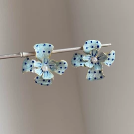 项链;耳钉;手链