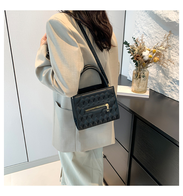 Simplified diamond grid embossed women's handbag 2024 new solid color Korean version stylish single shoulder crossbody_voghion.com