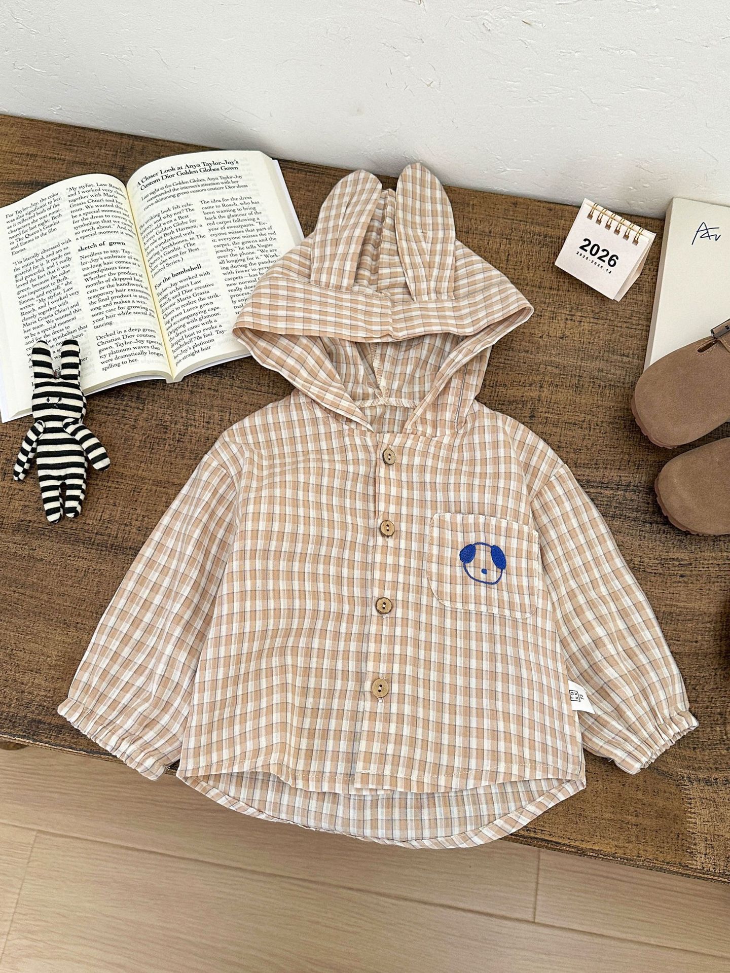 Camisas lindas coreanas para bebés de sexo masculino y femenino 2026 primavera nueva camisa con capuchón de estilo a cuadros para niños extranjeros