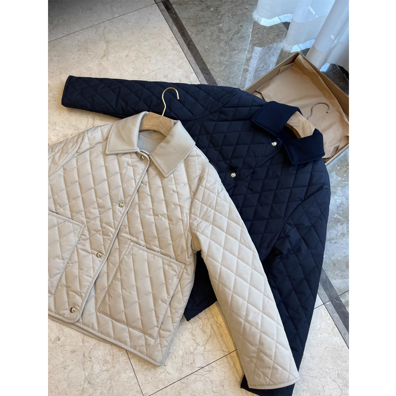 L * Pハイエンド! 綿服の中の天井、菱格キルティングの両面にウールの襟のゆるいジャケットを着ている女性