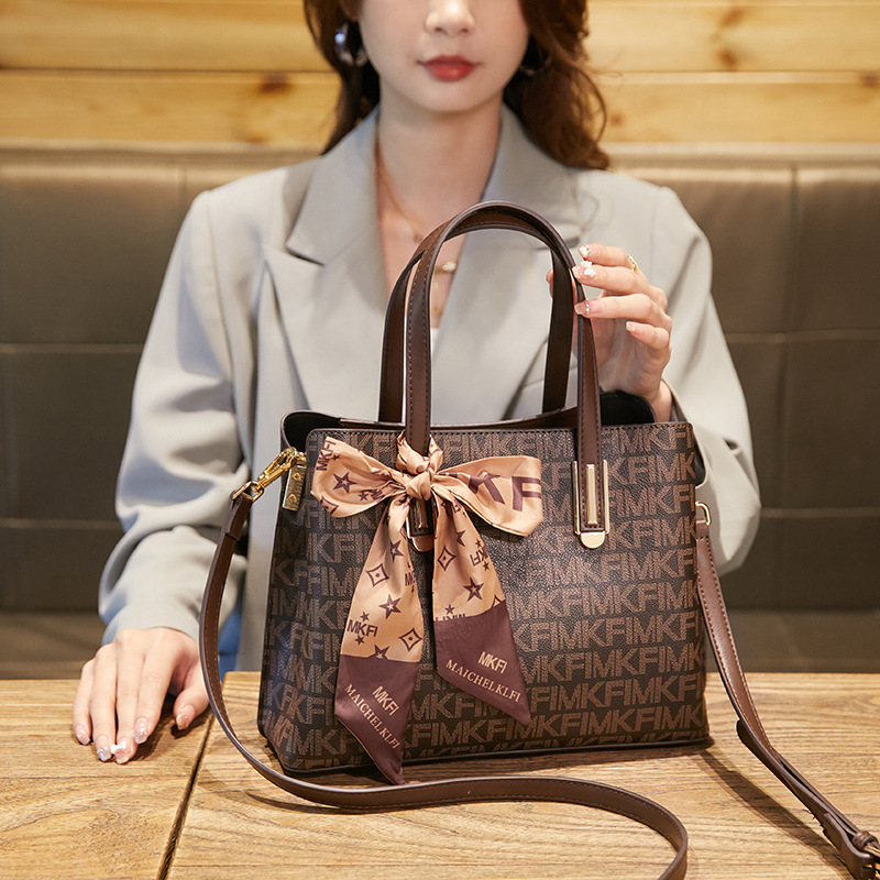 Purchasing Agent for Branded Women's Handbags for Moms, 2026 New Model, Large Capacity Shoulder Bag for Women, Versatile Commuter Crossbody Bag