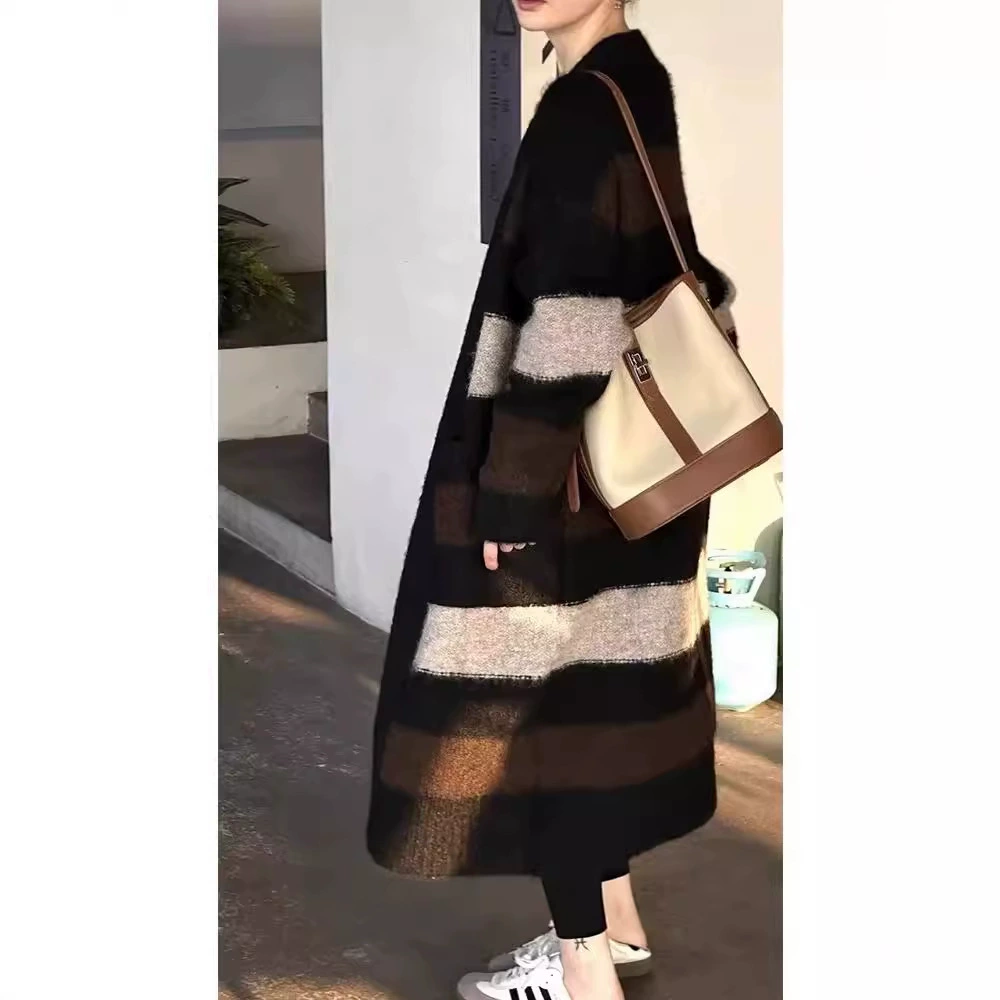 Женский вязаный кардиган оверсайз в стиле "ленивый" фасон, осень-зима 2025, средней длины, с цветными блоками и полосками, плотной вязки.