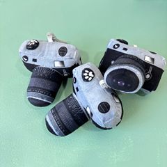 かわいい一眼レフカメラキーホルダースクールバッグぬいぐるみペンダント人形おもちゃキャッチマシン人形電球キーホルダー