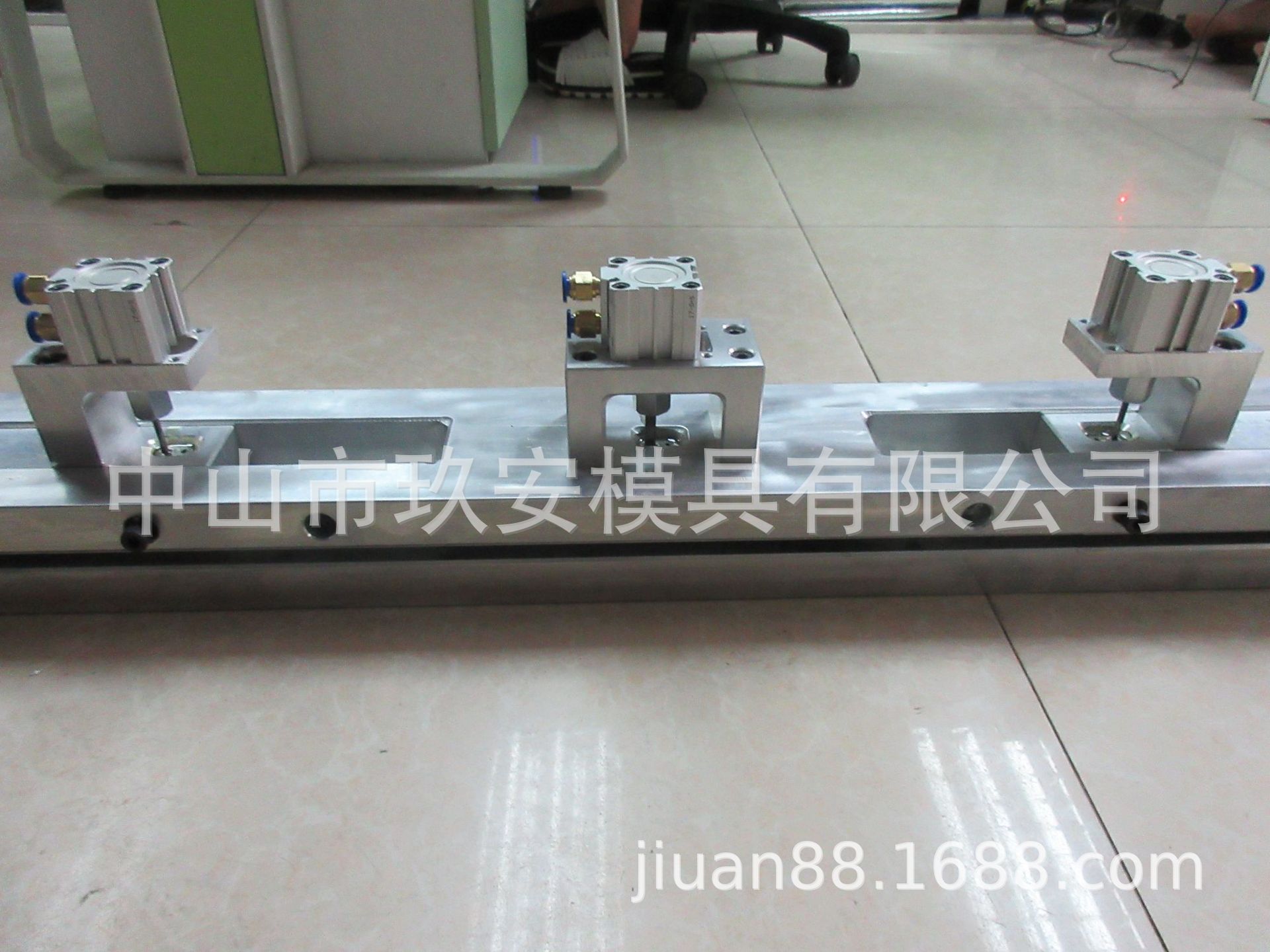 玖安模具供应撕口可移动多孔模气动打孔机