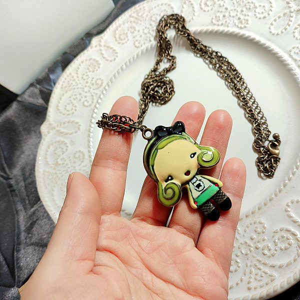 Collana con ciondolo a forma di bambola in pietra di cristallo con fiore e nappa di perle vintage, articolo unico per donna_voghion.com
