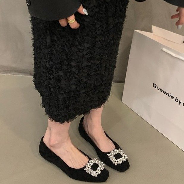 Zapatos de diamantes de imitación de punta cuadrada de alta gama plateados planos para mujer 2025 nuevos zapatos de guisantes con hebilla cuadrada de cercanías negros de primavera