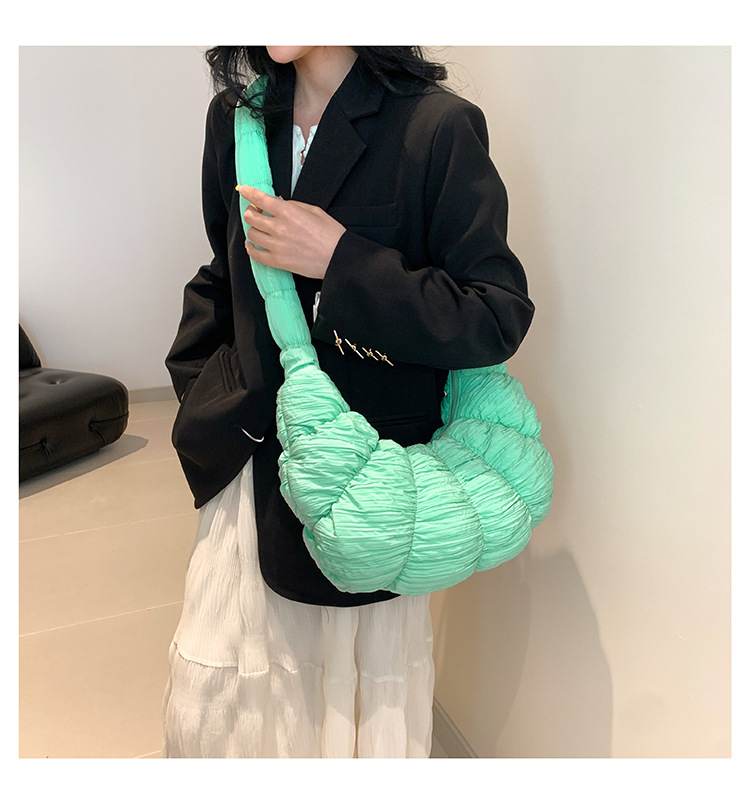 Women's Medium Nylon Solid Color Streetwear Zipper Cloud Shape Bag display picture 17