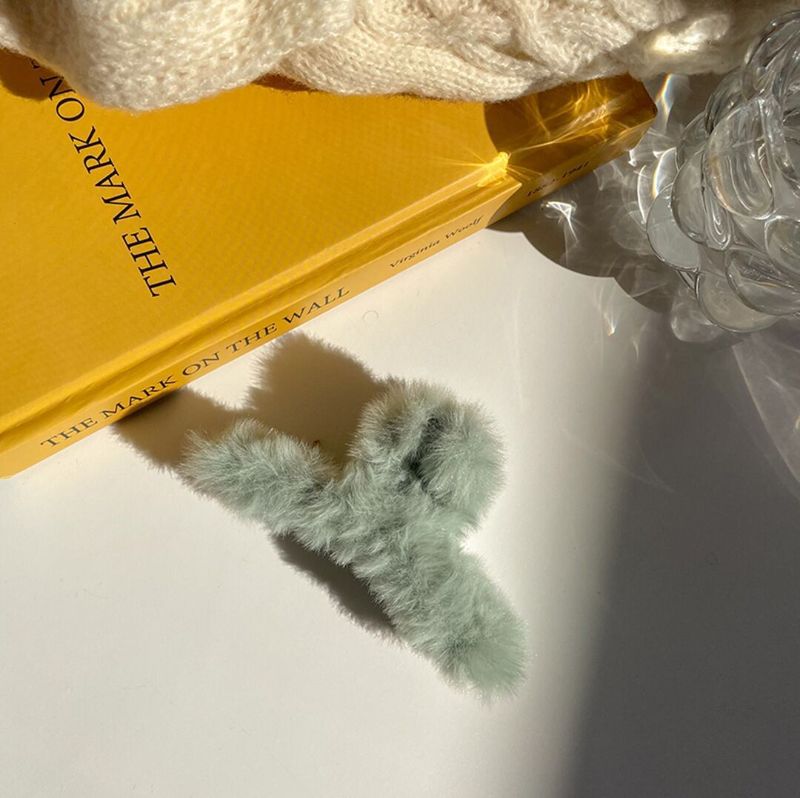 冬のぬいぐるみクリップの後頭部の大きい髪の毛がふわふわしています。|undefined