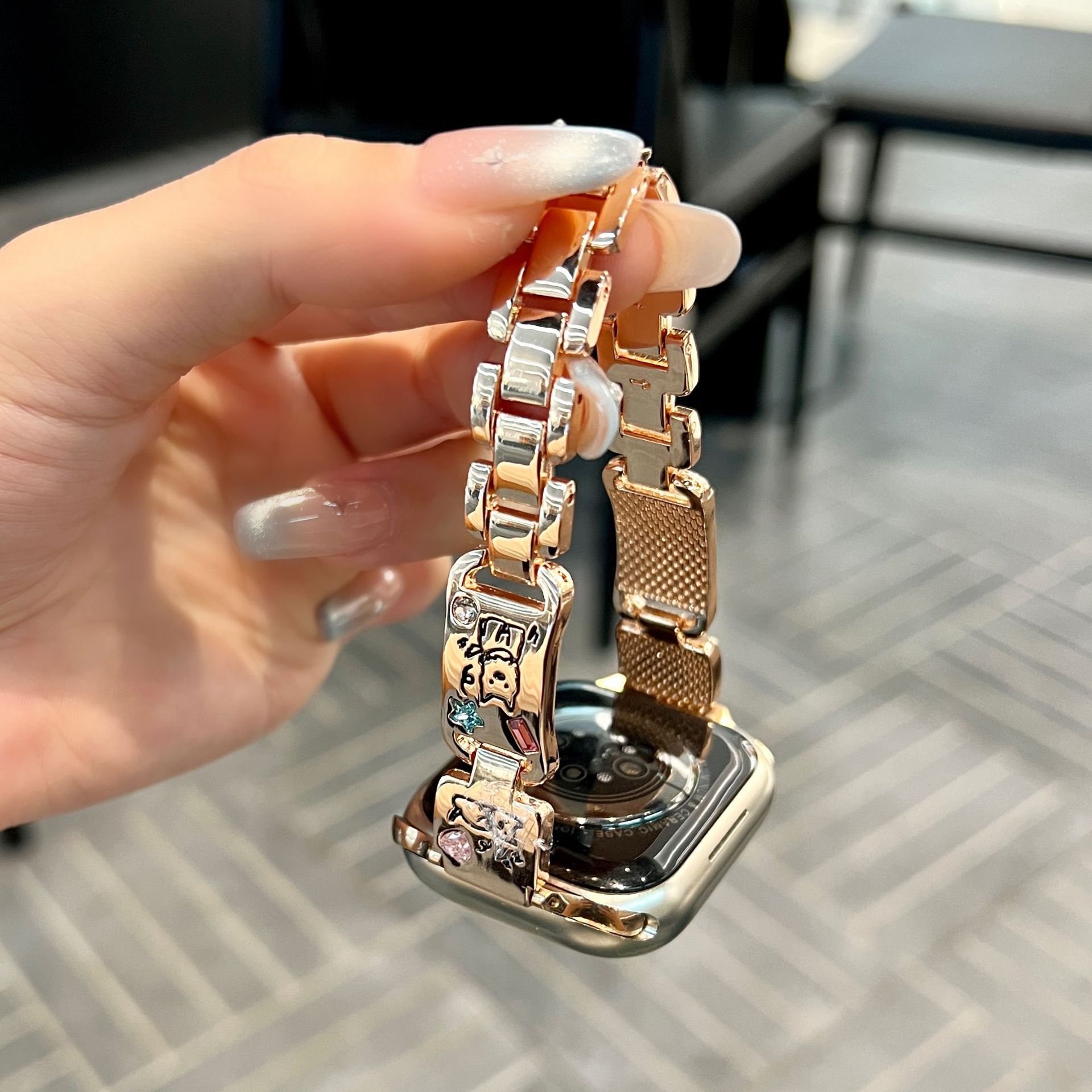 For Apple Watch S10-46 Strap Cute Dog Color Diamond Metal applewatch98 Comfortable Chain for Women