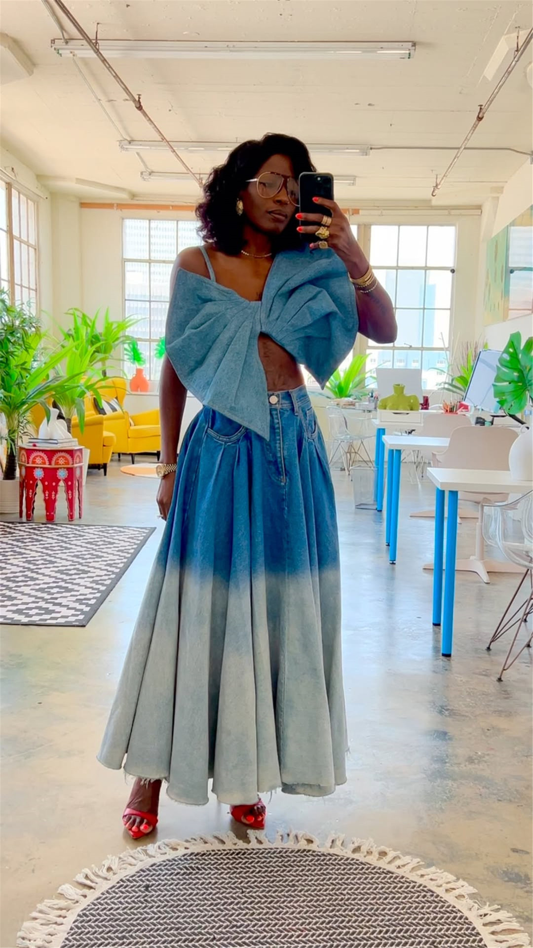 Dame high waist denim midi nederdel med bindebånd og gradient_voghion.com