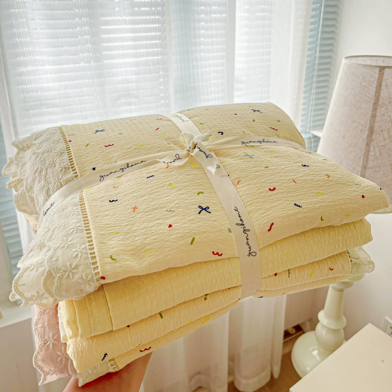 Популярный комплект из четырех предметов с двойным слоем кружева и свежим цветочным узором, включающий простыню и пододеяльник, которые можно стирать в машине.