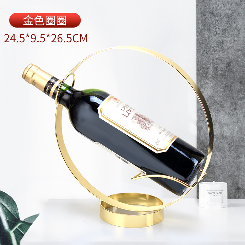 軽くて豪華な風の金色の酒の箱はワインの棚を飾ってワインの棚のワインの杯の棚を並べます。|undefined