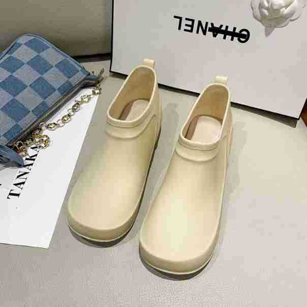 베이지색 신발(한 사이즈 크게)