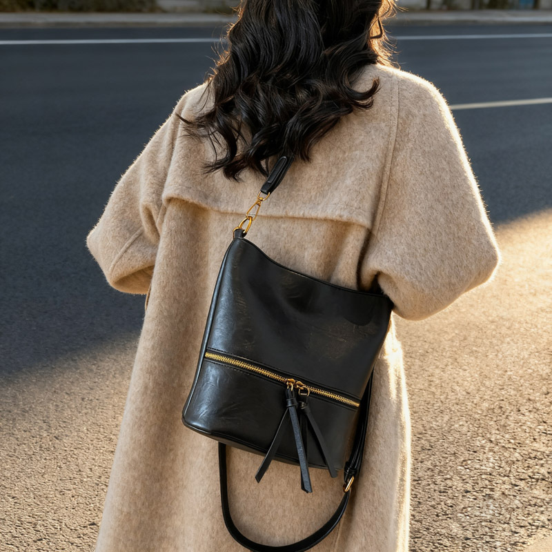 Nicho transfronterizo bolsos retro mujeres otoño y invierno 2025 nuevo estilo universal de viaje de un solo hombro bolso de cubo de alta sensación mochila