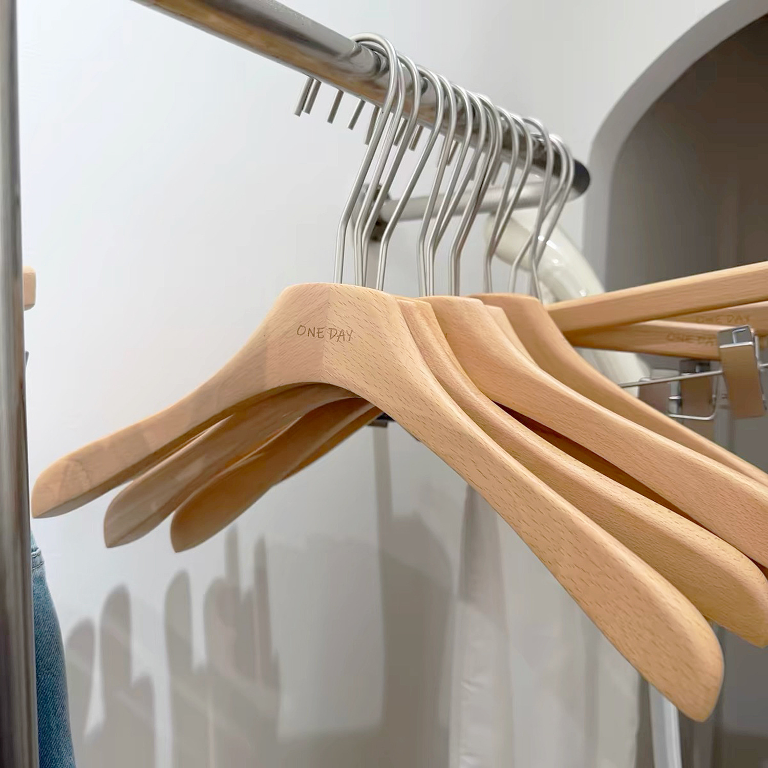 Perchas de Madera de Roble Antideslizantes para Tienda de Ropa Femenina